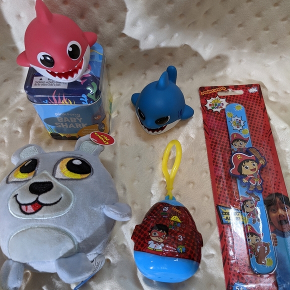 Birthday/Gift Closet - 6 items (mixed random characters) + FREE Bonus Gift - Picture 3 of 8